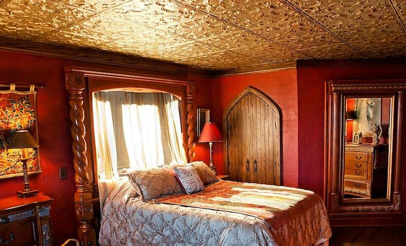 בית, 3 חדרי שינה, Highlands Castle Overlooking Lake George.. Plus 2 Other Castles!