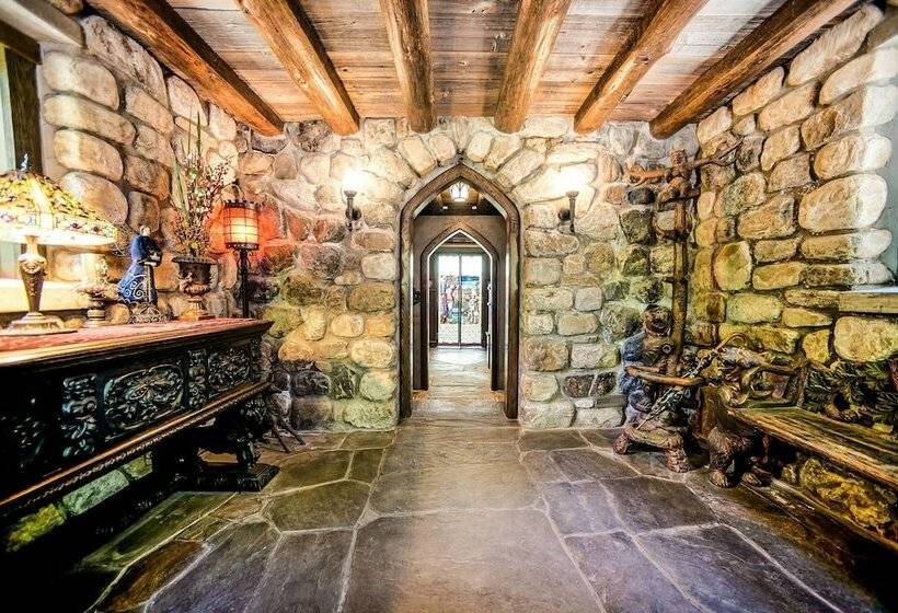 בית, 3 חדרי שינה, Highlands Castle Overlooking Lake George.. Plus 2 Other Castles!