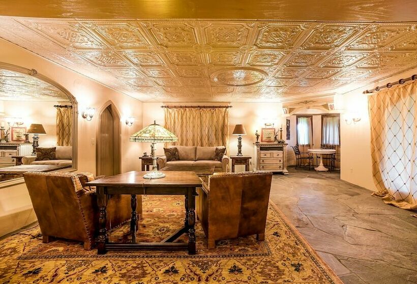 בית, 3 חדרי שינה, Highlands Castle Overlooking Lake George.. Plus 2 Other Castles!