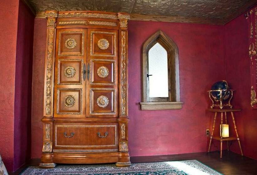 בית, 3 חדרי שינה, Highlands Castle Overlooking Lake George.. Plus 2 Other Castles!