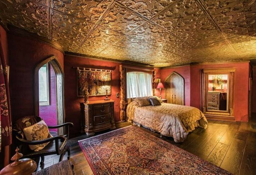 בית, 3 חדרי שינה, Highlands Castle Overlooking Lake George.. Plus 2 Other Castles!