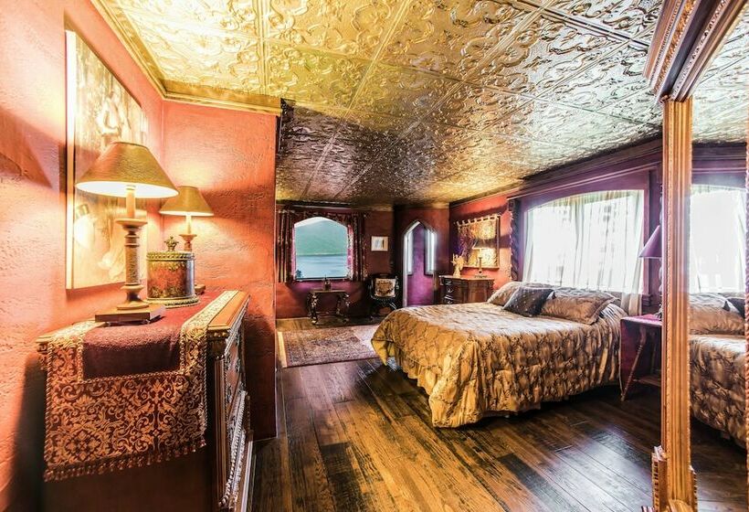 בית, 3 חדרי שינה, Highlands Castle Overlooking Lake George.. Plus 2 Other Castles!