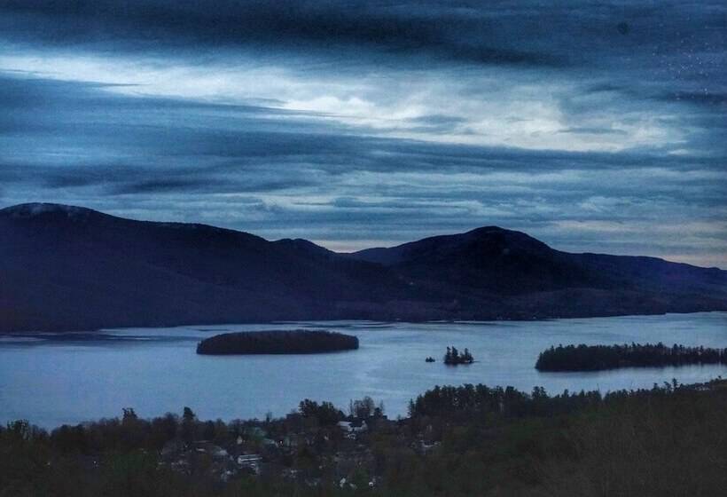 בית, 3 חדרי שינה, Highlands Castle Overlooking Lake George.. Plus 2 Other Castles!