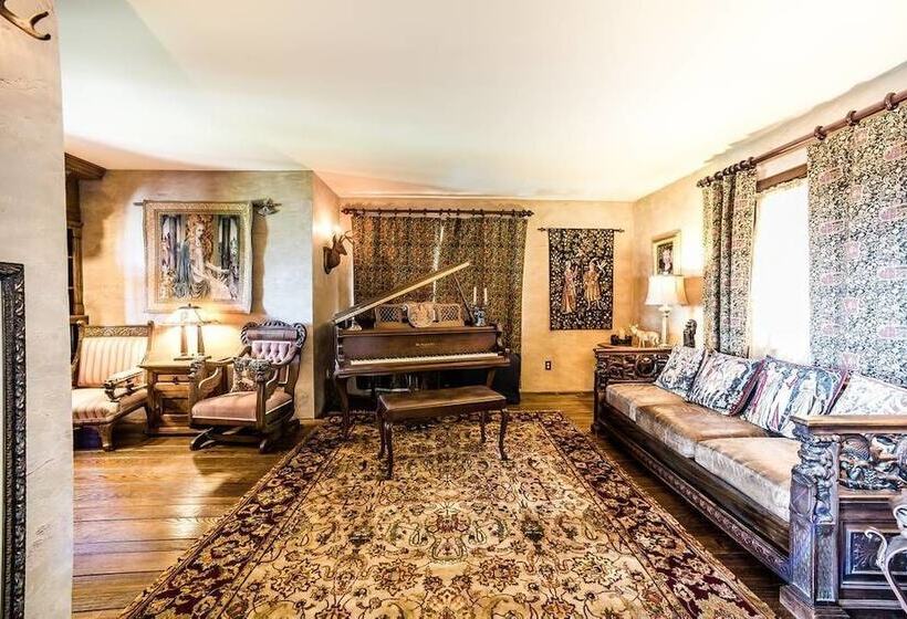 בית, 3 חדרי שינה, Highlands Castle Overlooking Lake George.. Plus 2 Other Castles!