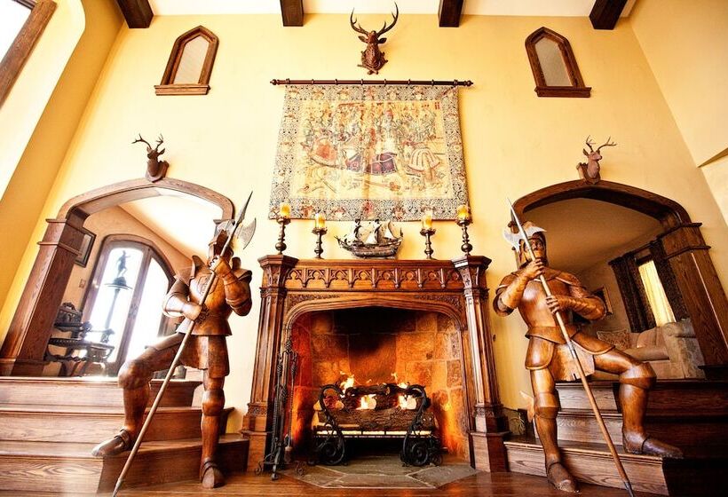 בית, 3 חדרי שינה, Highlands Castle Overlooking Lake George.. Plus 2 Other Castles!