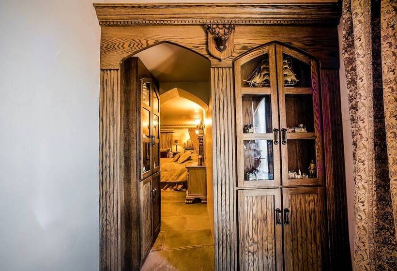 בית, 3 חדרי שינה, Highlands Castle Overlooking Lake George.. Plus 2 Other Castles!