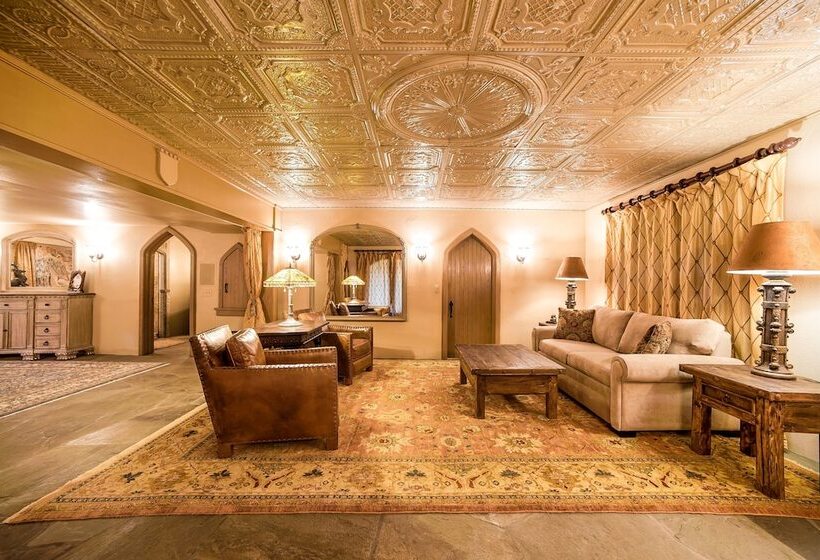 חדר דלוקס עם מיטת קינג, Highlands Castle Overlooking Lake George.. Plus 2 Other Castles!