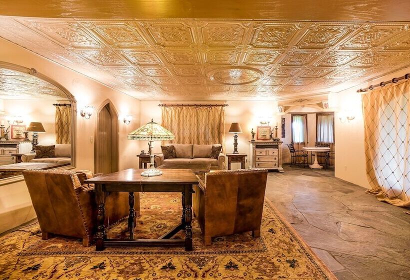 חדר דלוקס עם מיטת קינג, Highlands Castle Overlooking Lake George.. Plus 2 Other Castles!