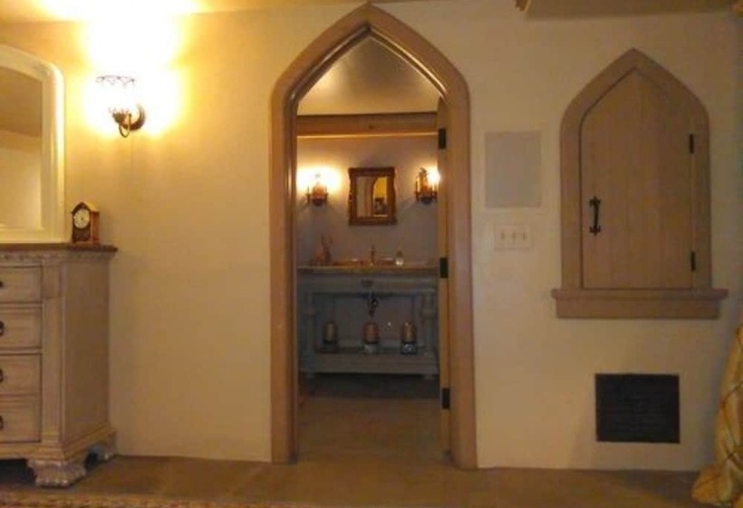 חדר דלוקס עם מיטת קינג, Highlands Castle Overlooking Lake George.. Plus 2 Other Castles!