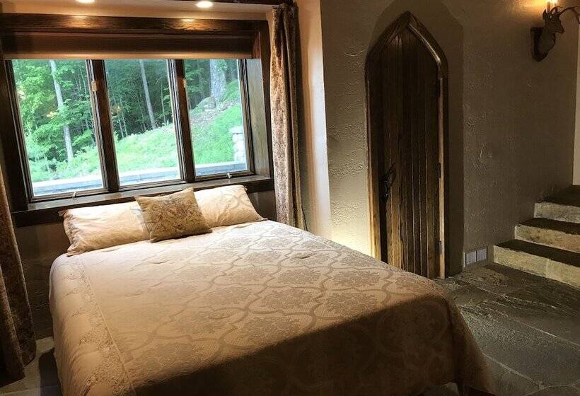 חדר דלוקס עם מיטת קינג, Highlands Castle Overlooking Lake George.. Plus 2 Other Castles!