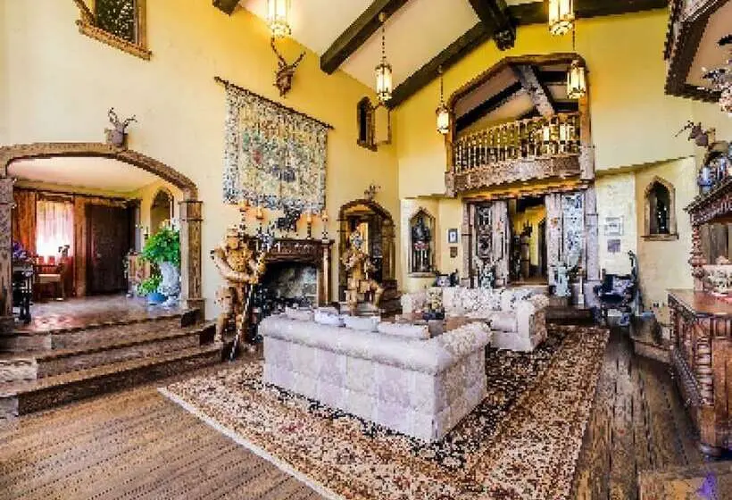 プレミアムスイート, Highlands Castle Overlooking Lake George.. Plus 2 Other Castles!
