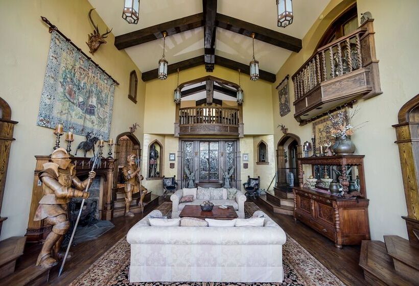 סוויטת פרמיום, Highlands Castle Overlooking Lake George.. Plus 2 Other Castles!