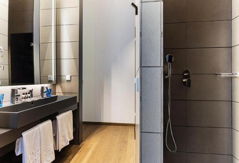 جناح, One Shot Mercat 09