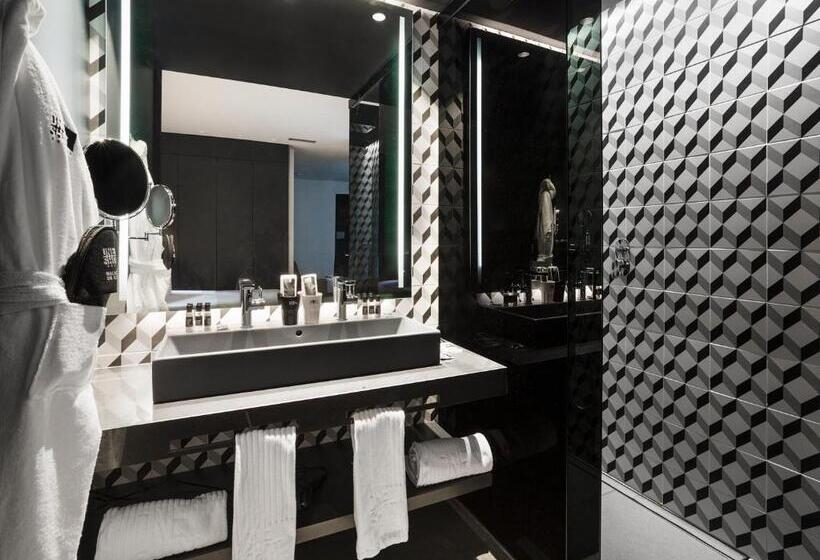 جناح, One Shot Mercat 09