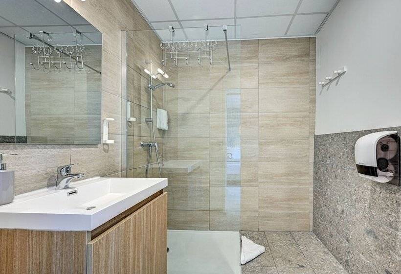 标准三人间, Le Provence