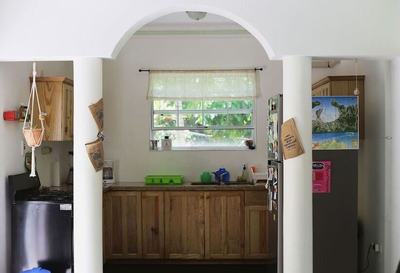 اتاق لوکس با چشمانداز دریا, All Nations Guest House