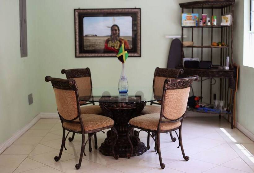 اتاق لوکس با چشم‌انداز دریا, All Nations Guest House