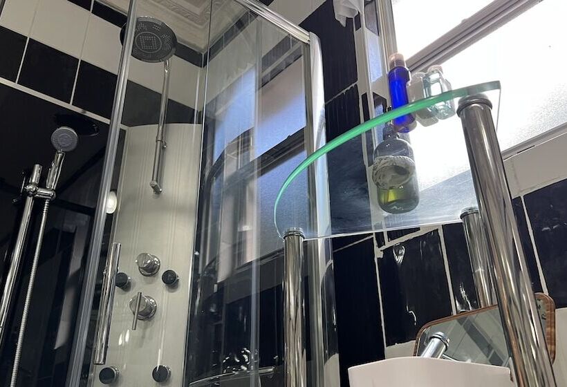 اتاق لوکس با چشمانداز دریا, All Nations Guest House