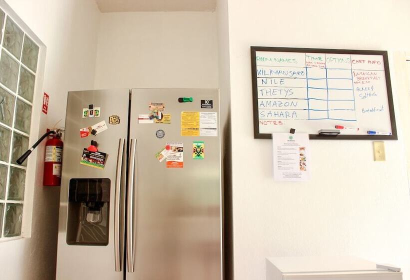 اتاق سوپریور در طبقه همکف, All Nations Guest House