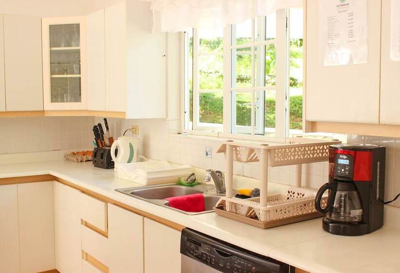 اتاق سوپریور در طبقه همکف, All Nations Guest House