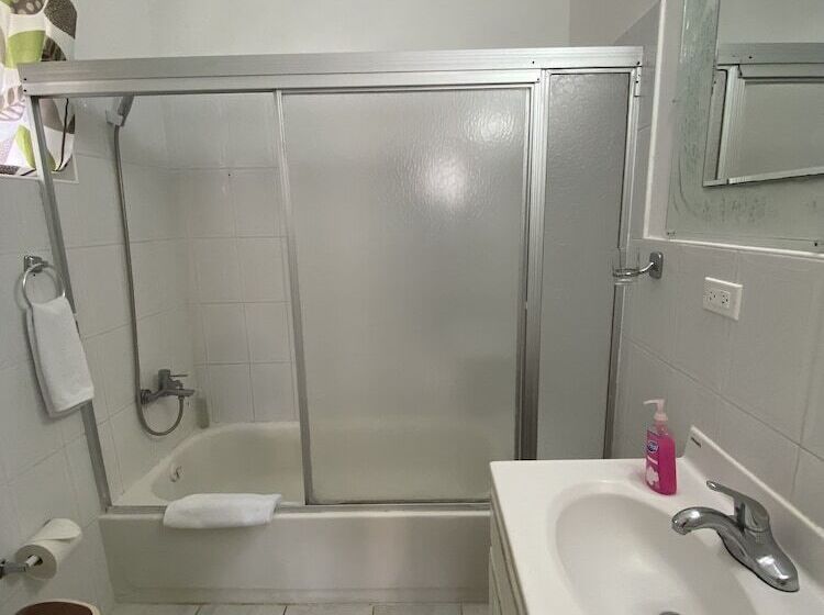 اتاق سوپریور در طبقه همکف, All Nations Guest House