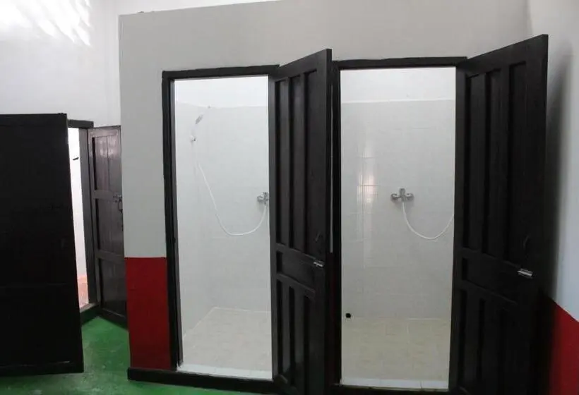 ルームシェアのワンベッド, Y Not Laos Hostel