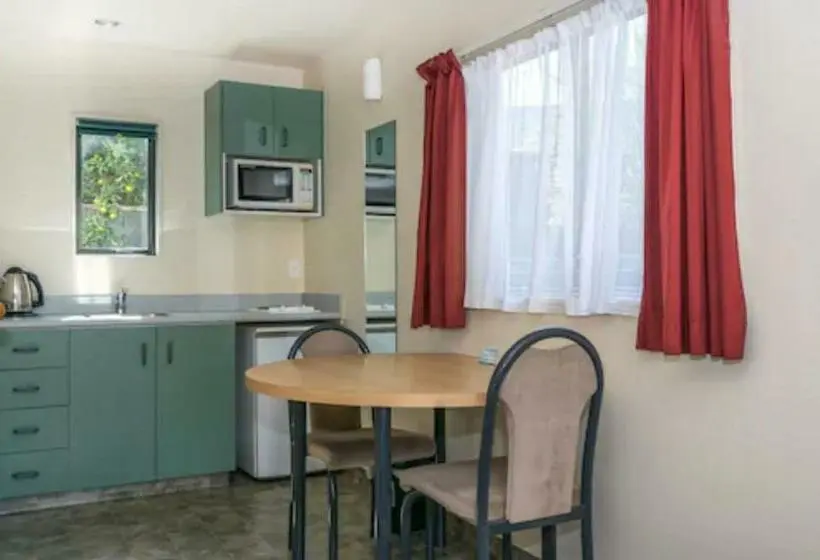 استودیوی استاندارد, Ashleigh Court Motel