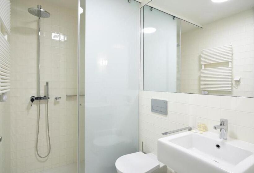 اتاق استاندارد با بالکن, House Of Artists