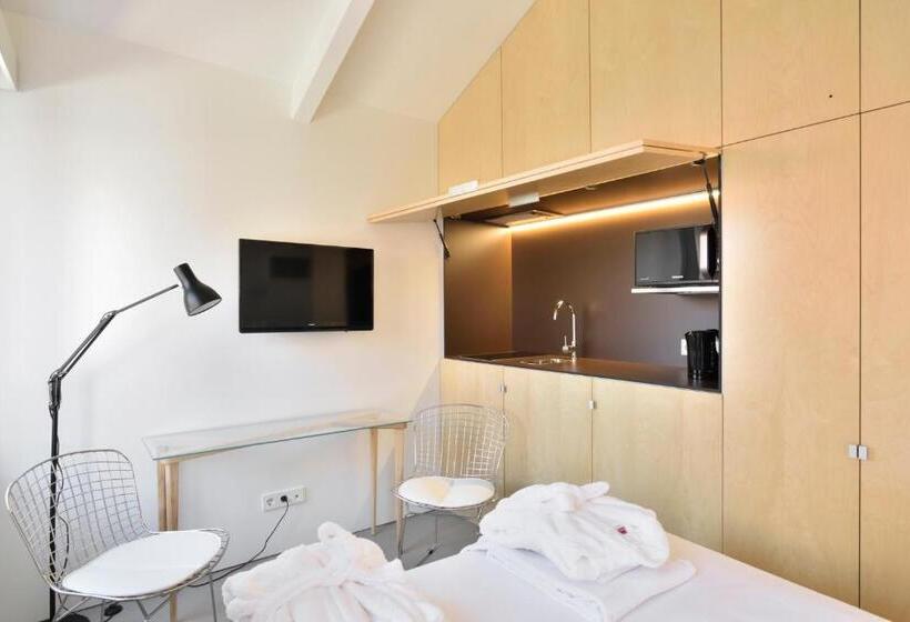 اتاق استاندارد, House Of Artists