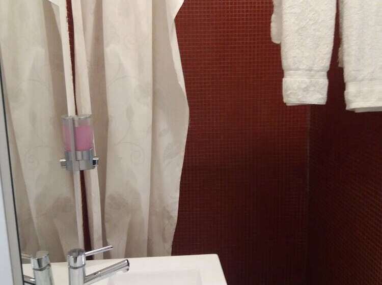 סטודיו בסיסי, Liv Inn Guest House