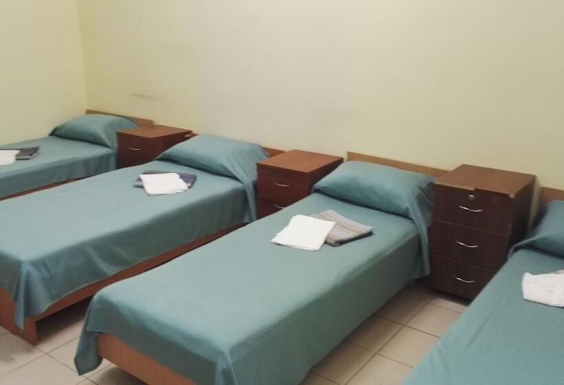 共用房间的床, Admiral Hotel Hostel