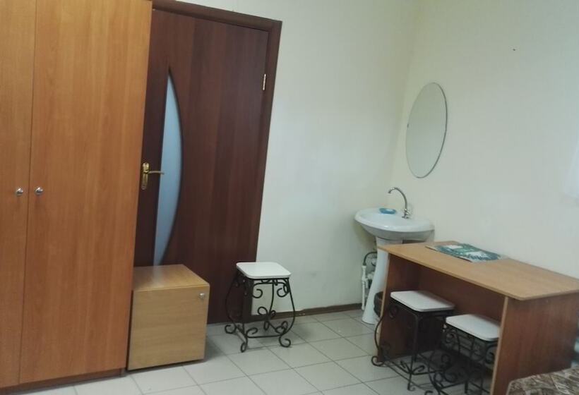 共用房间的床, Admiral Hotel Hostel