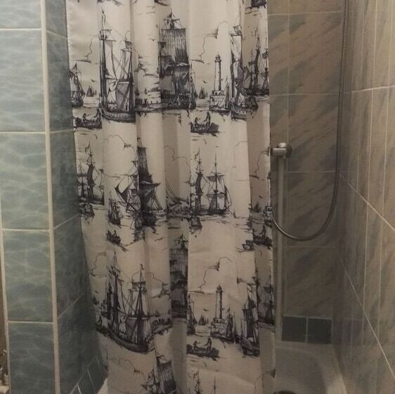 家庭工作室, Admiral Hotel Hostel