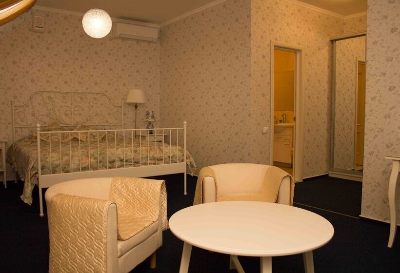 スーペリアールーム, Denisovsky Dvorik