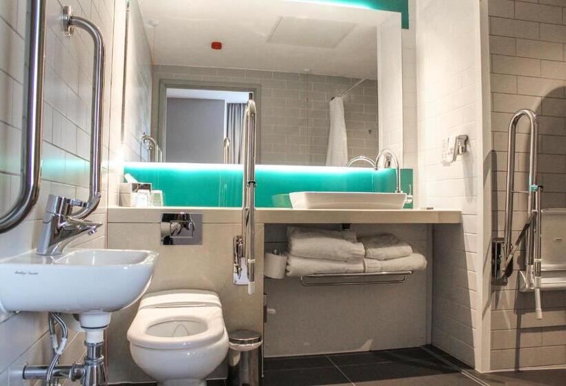Номер Стандарт Адаптированный для Инвалидов, Holiday Inn Express   London Heathrow T4, An Ihg