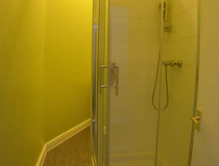 标准三人间, Queens Guesthouse Manchester