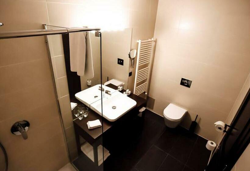 수피리어 룸, Republique