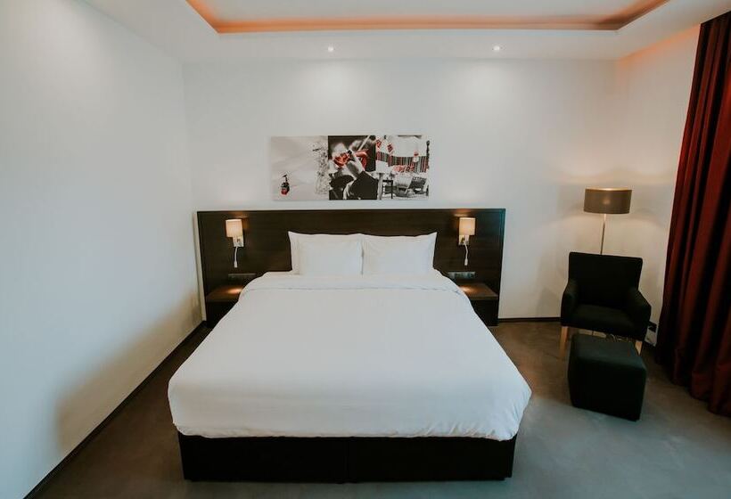 수피리어 룸, Republique