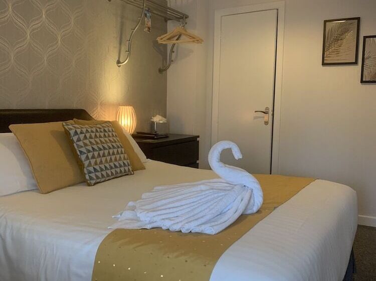 חדר משפחתי, The Strathdon