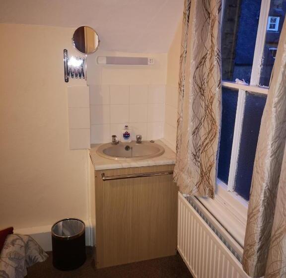 标准单人间共用浴室, Westgate