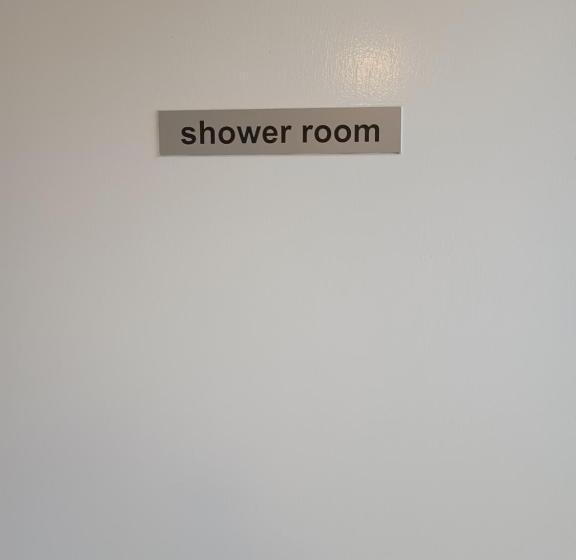 标准单人间共用浴室, Westgate