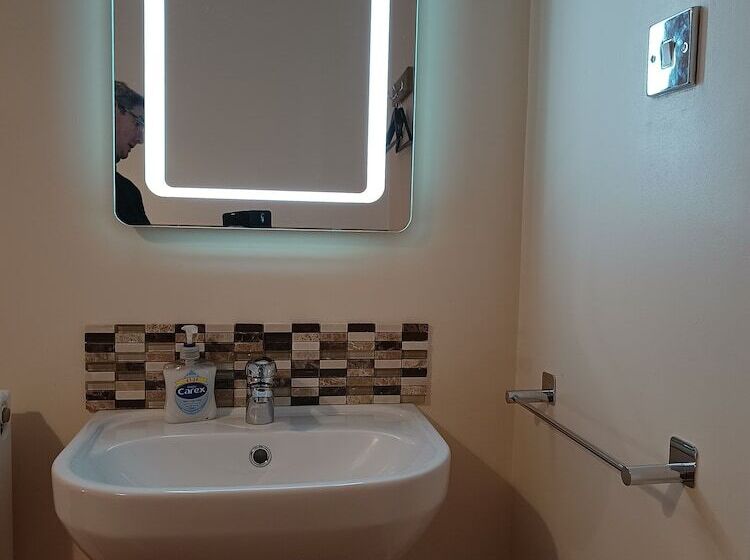 标准单人间共用浴室, Westgate