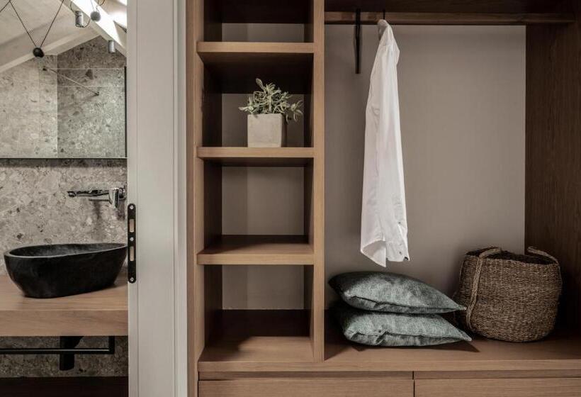 Junior Suite, Dannas