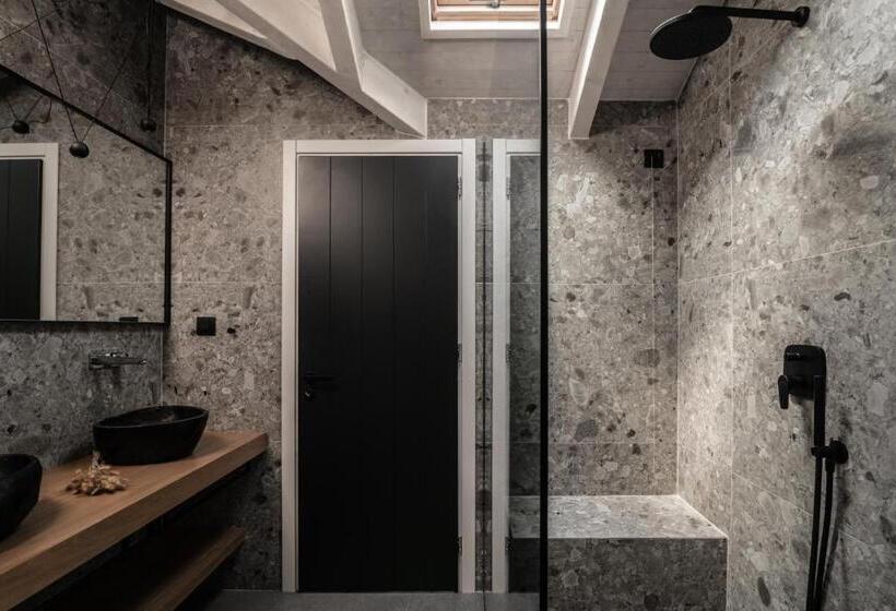 Junior Suite, Dannas