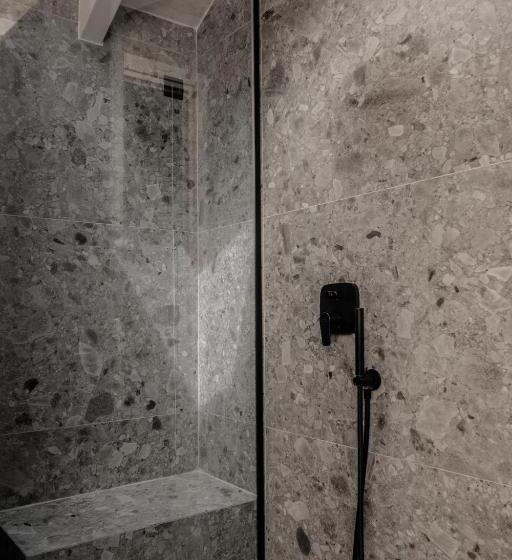 Junior Suite, Dannas