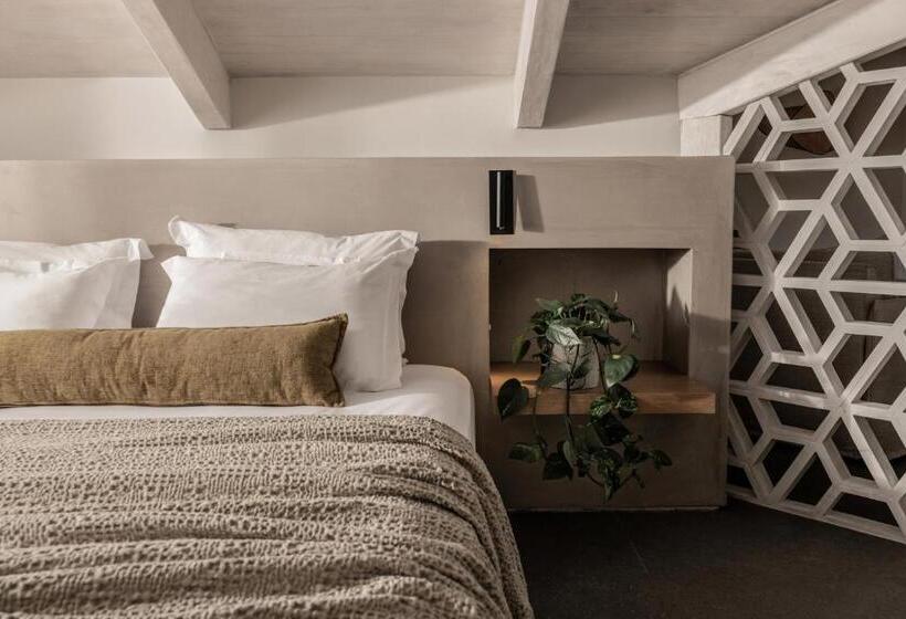 Junior Suite, Dannas