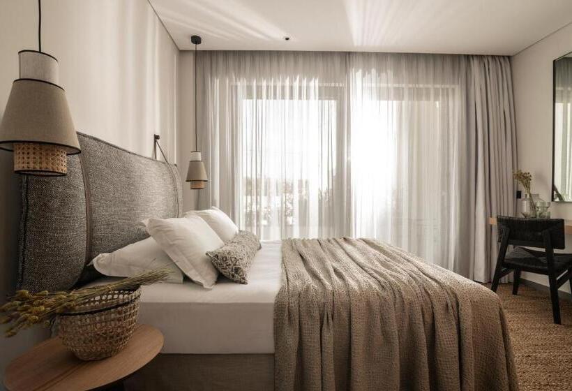 Chambre Deluxe, Dannas