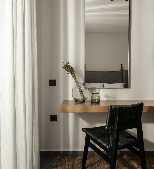 Chambre Deluxe, Dannas