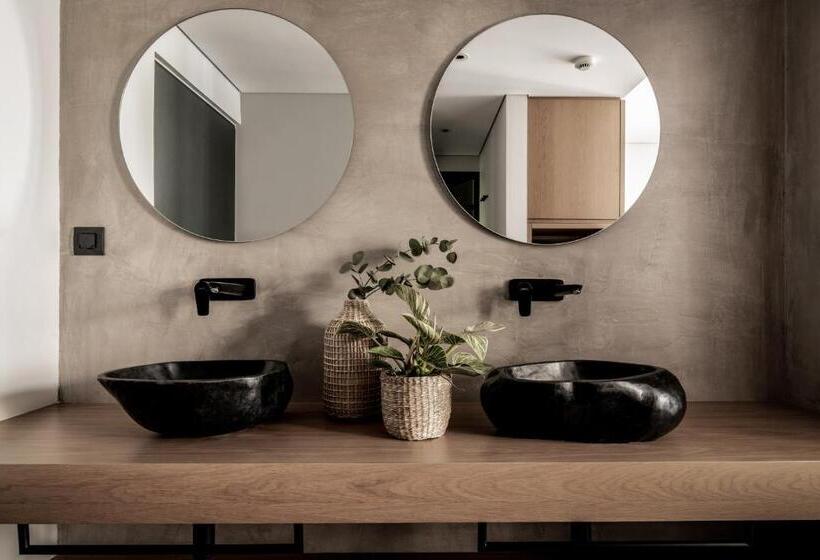 Chambre Deluxe, Dannas