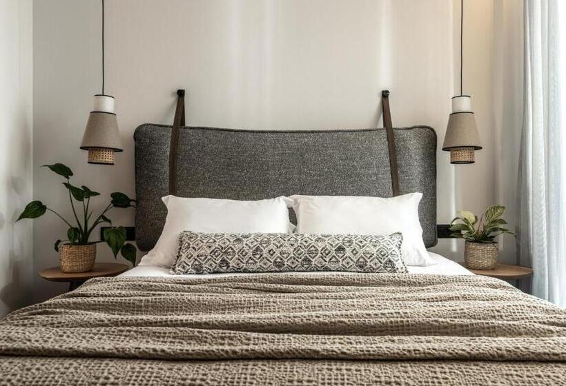 Chambre Deluxe, Dannas